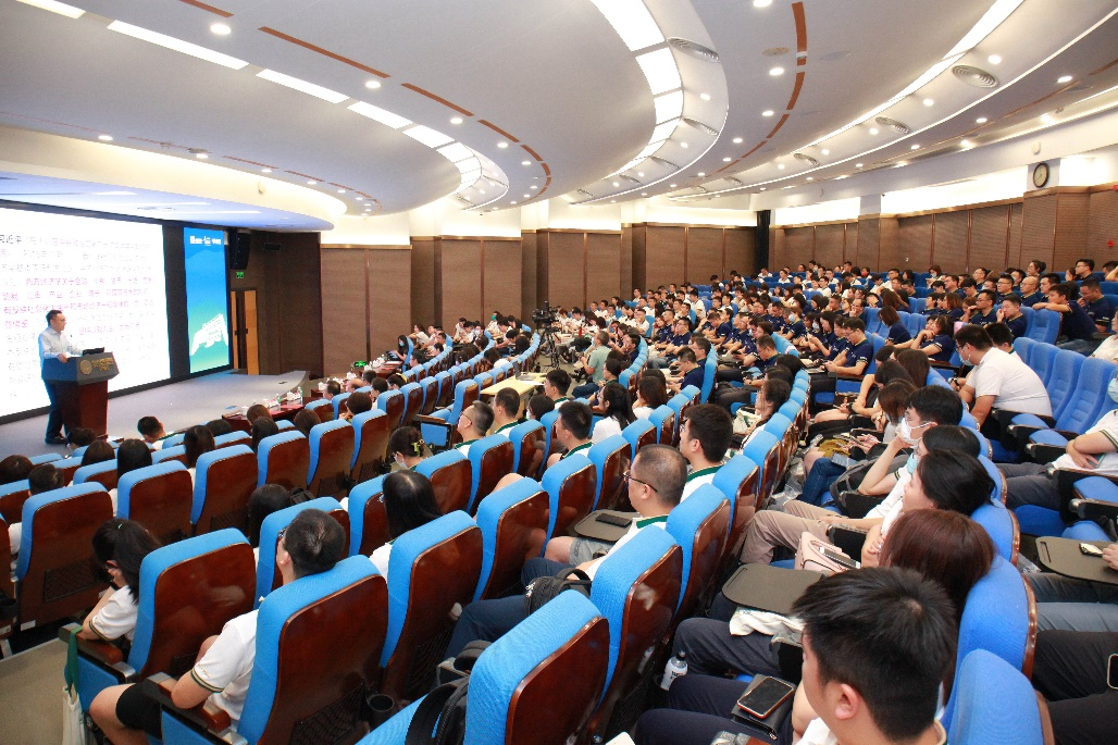 中山大學管理學院院長王帆教授講授專業學位研究生“開學第一課”