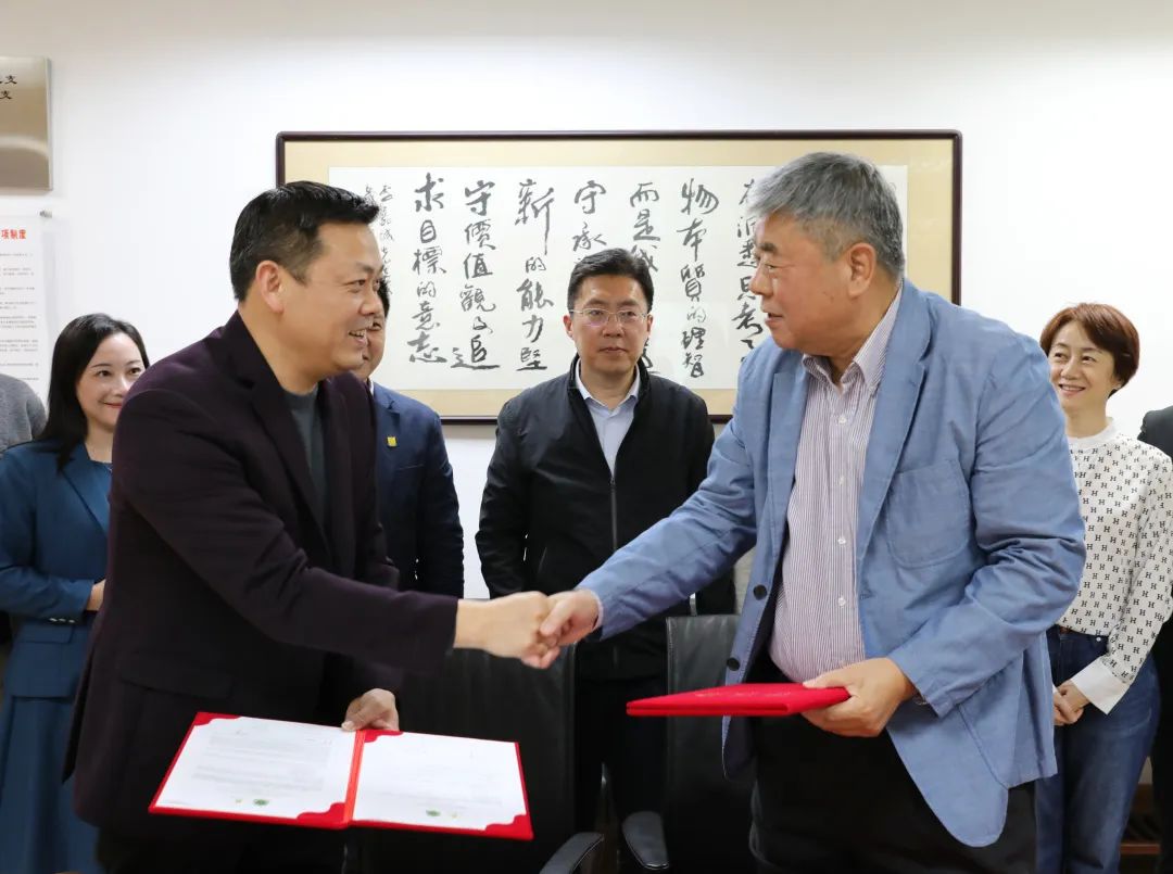 汕頭大學與泰國正大管理學院簽署學術合作備忘錄