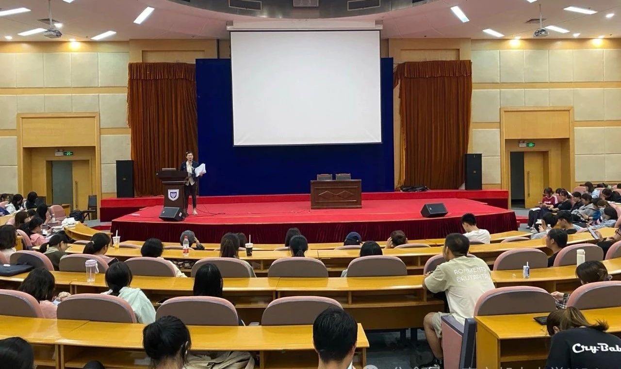 南郵MBA中心教師為管理學院2024級本科新生開展科創(chuàng)競賽講座